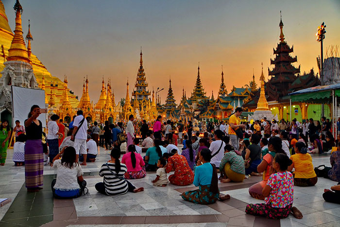 pagode Shwedagon Yangon prière